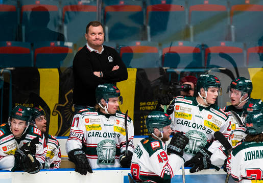 Tränare Magnus Sundqvist ser bekymrad ut