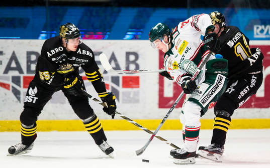 Tingsryds Hannes Johansson med puck
