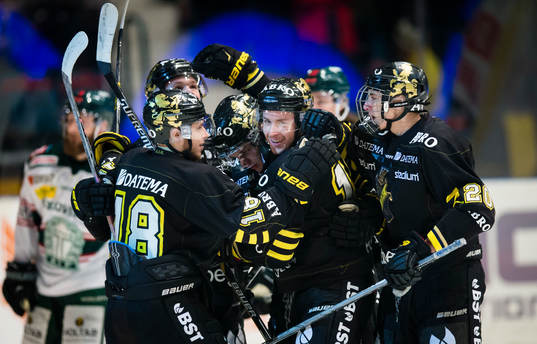 s Marcus Jonsson (m) gör 1-0 och firar med lagkamrater