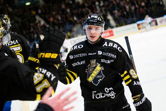 s Robin Kovacs gör 2-1 på straff och firar med spelarna