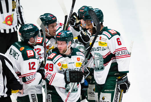 Tingsryds Drew Paris (h) kvitterar till 3-3 och gratuleras