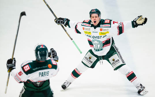Tingsryds Eric Castonguay reagerar när Drew Paris (v) gör