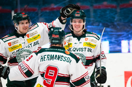 Tingsryds Hannes Johansson (h) gör 1-1 och gratuleras av