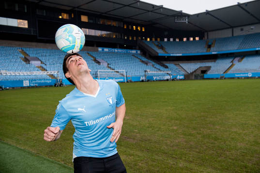 Vidar Örn Kjartansson nickar bollen