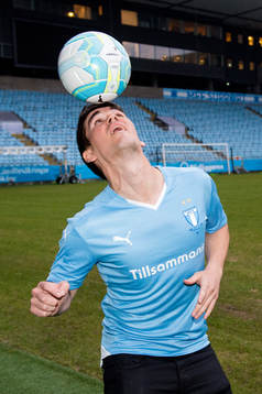 Vidar Örn Kjartansson nickar bollen