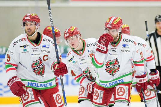 Modos Shaun Heshka jublar med lagkamraterna
