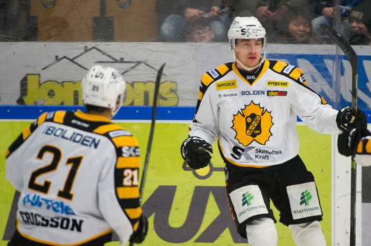 Skellefteås Jimmie Ericsson jublar med målskytten till