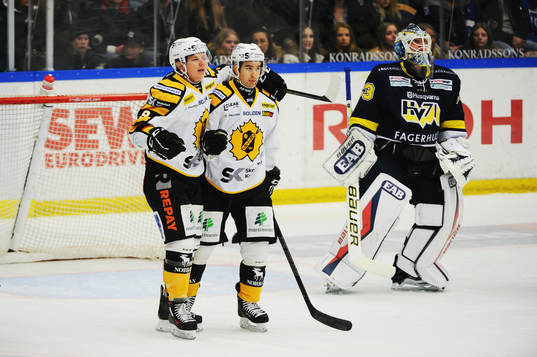 Patrik Zackrisson jublar med ,målskytt till 0-2 Andrew