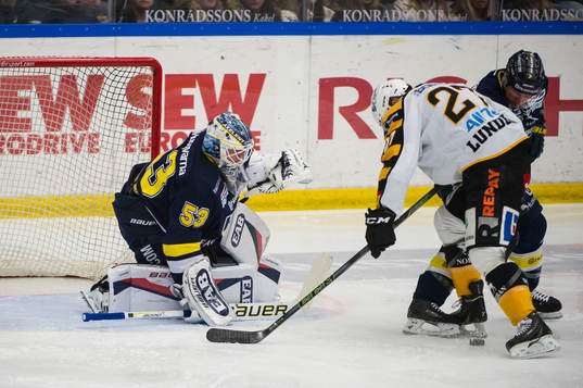 s målvakt Fredrik Pettersson-Wentzel och Chris Abbott
