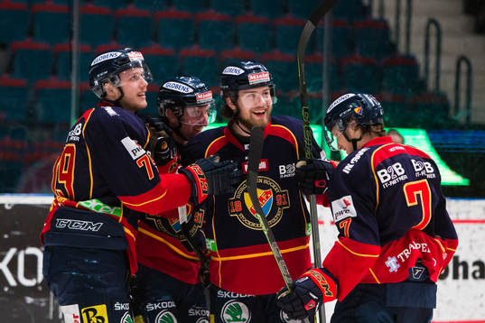 Djurgårdens Emil Lundberg jublar med lagkamrater