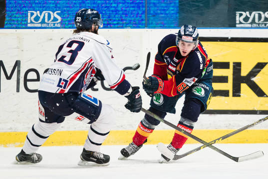 Djurgårdens Markus Ljungh i kamp om pucken med Linköpings