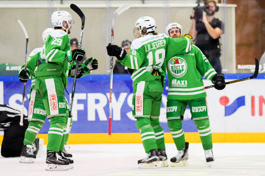Färjestads Ole-Kristian Tollefsen jublar med lagkamraterna