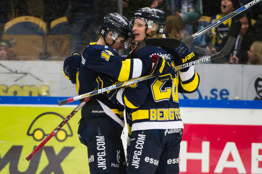 s Simon Önerud och Anton Bengtsson jublar med målskytten