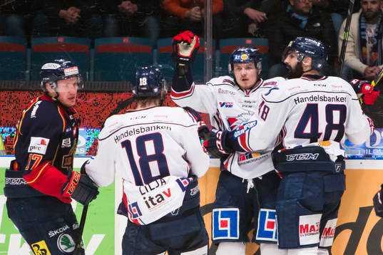 Linköpings Nick Sörensen jublar med Jakob Lilja och