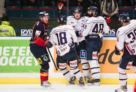 Linköpings Nick Sörensen jublar med Jakob Lilja , Daniel