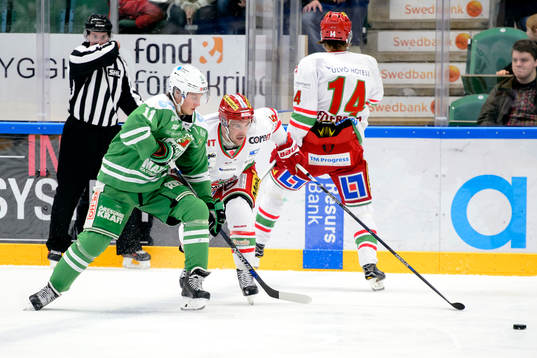 Rögles David Åslin och Modos Bobby Butler i kamp om pucken