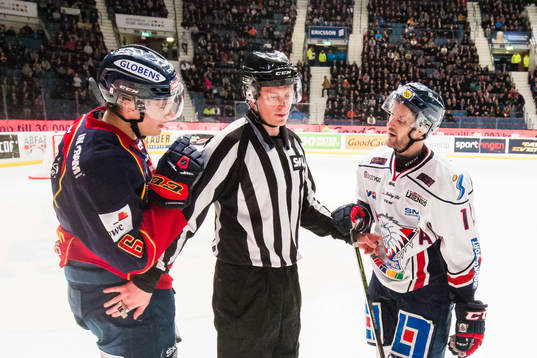 Djurgårdens Andreas Englund i en diskussion med