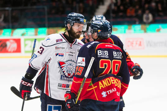 Linköpings Niklas Persson i en diskussion med Djurgårdens