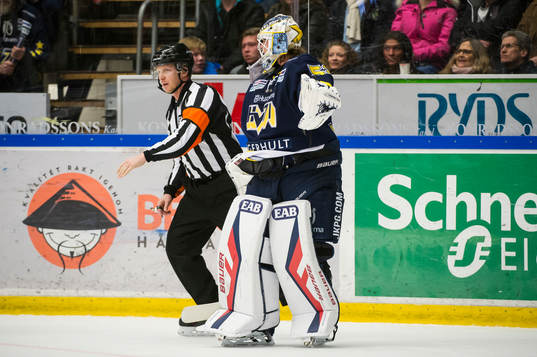 s målvakt Fredrik Pettersson-Wentzel reagerar mot domare
