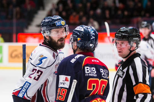 Linköpings Niklas Persson i en diskussion med Djurgårdens