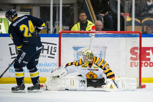 Skellefteås målvakt Markus Svensson räddar en straff