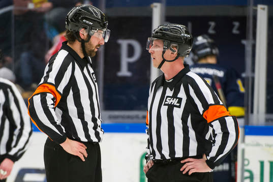 Domare Mikael Sjöqvist och domare Daniel Winge diskuterar