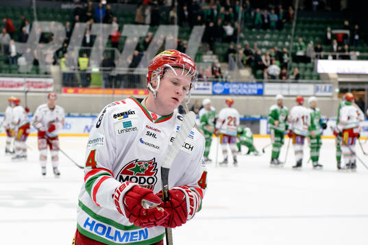 Modos Carl Grundström deppar när han lämnar isen