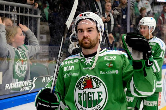 Rögles Jack Connolly jublar och tackar publiken