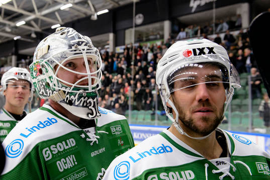 Rögles målvakt Lars Volden är glad och jublar
