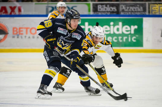 Skellefteås Arvid Lundberg försvarar mot Erik Andersson