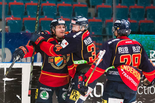 Djurgårdens Patrick Thoresen jublar med Daniel Brodin och