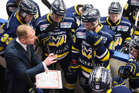 tränare Johan Lindbom med taktiktavlan