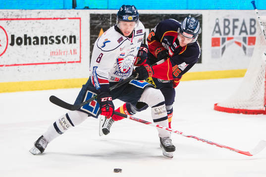 Djurgårdens Marcus Sörensen i kamp om pucken med