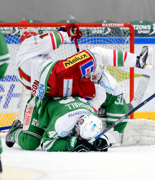 Modos Victor Olofsson hamnar ovan på Rögles Kevin Marshall