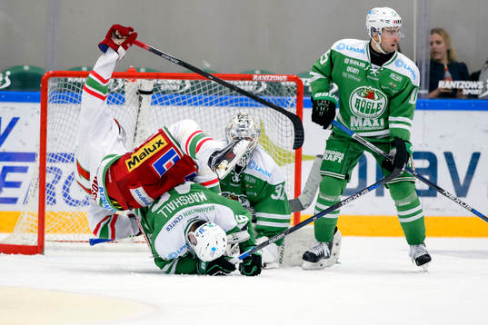 Modos Victor Olofsson hamnar ovan på Rögles Kevin Marshall