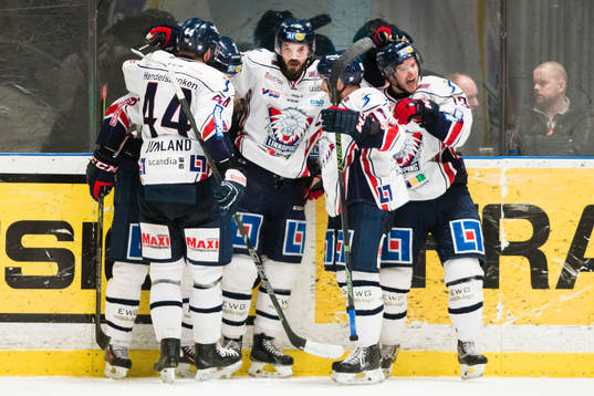 Linköpings Niklas Persson jublar med Jonas Junland ,