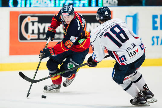 Djurgårdens Marcus Sörensen i kamp om pucken med