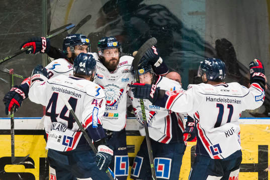 Linköpings Niklas Persson jublar med Jonas Junland ,