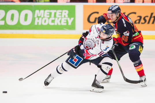 Djurgårdens Marcus Sörensen i kamp om pucken med