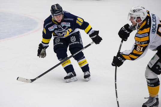 s Pär Arlbrandt försvarar mot Skellefteås Fredrik