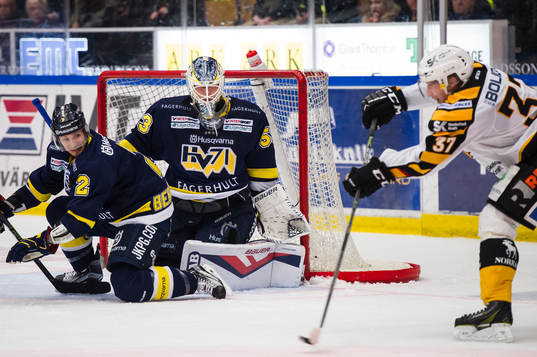 s målvakt Fredrik Pettersson-Wentzel, också på bild