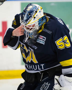 s målvakt Fredrik Pettersson-Wentzel tar sig i ögat