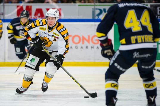 Skellefteås Erik Forssell driver pucken framåt mot