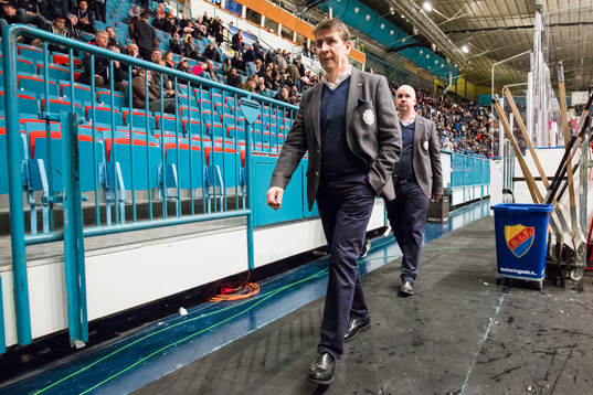 Djurgårdens tränare Hans Särkijärvi på väg till