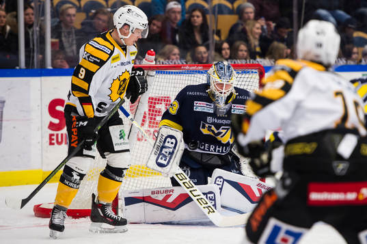 s målvakt Fredrik Pettersson-Wentzel räddar ett skott