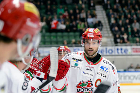Modos Noah Welch jublar med båset