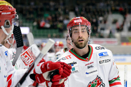 Modos Shaun Heshka jublar med båset