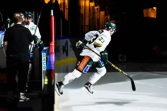 Färjestads Martin Röymark kommer in på isen