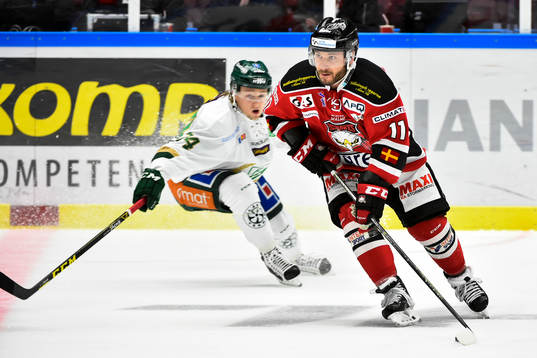 Färjestads Rasmus Asplund och Malmö Redhawks Joey Tenute