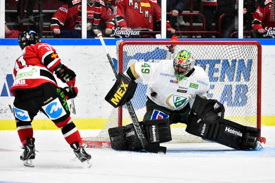 Malmö Redhawks Joey Tenute och Färjestads målvakt Justin